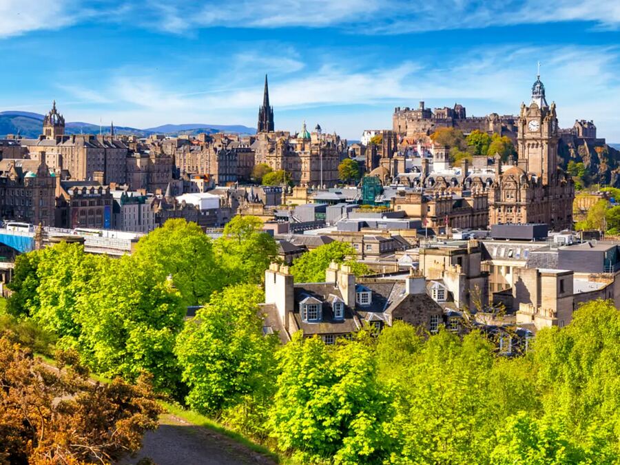 Edinburgh şehrinin tarihi dokusu ve yeşil alanlarıyla üstten görünümü