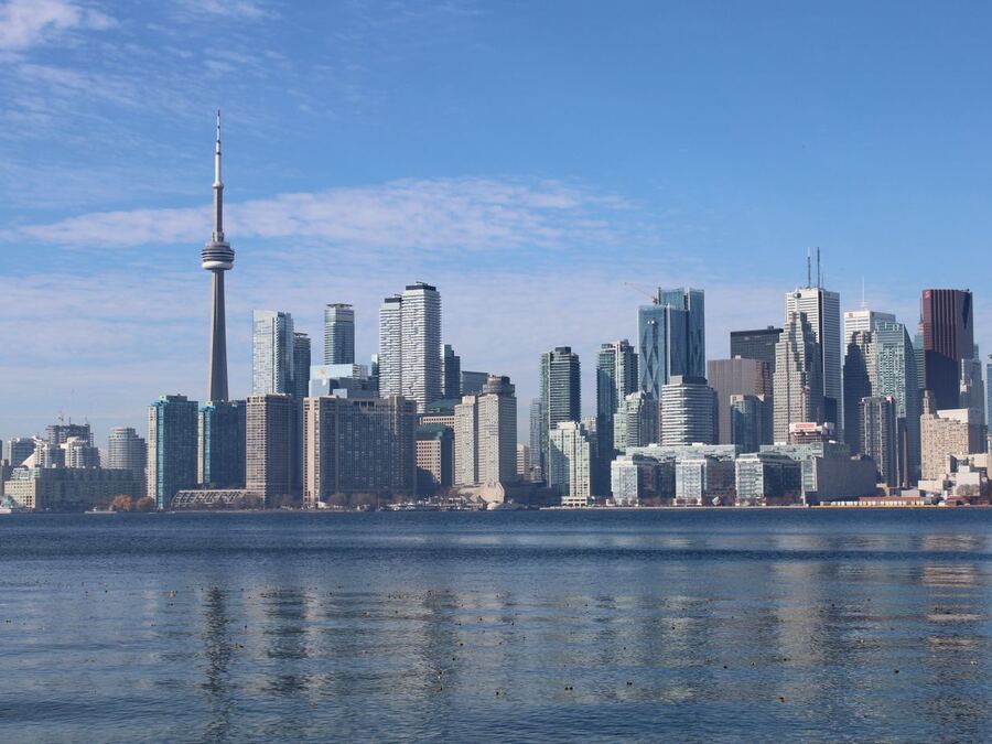 Toronto şehir silueti ve CN Kulesi'nin gündüz görünümü