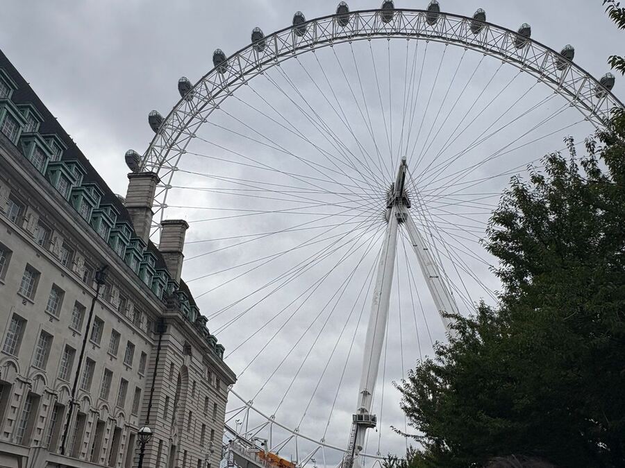 Londra'da London Eye ve çevresindeki şehir manzarası
