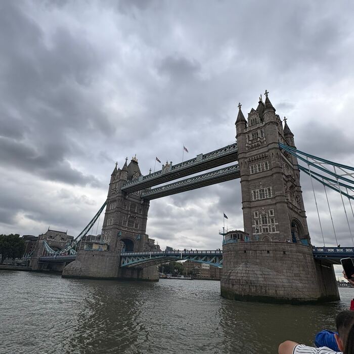 Londra'da Tower Bridge ve Thames Nehri