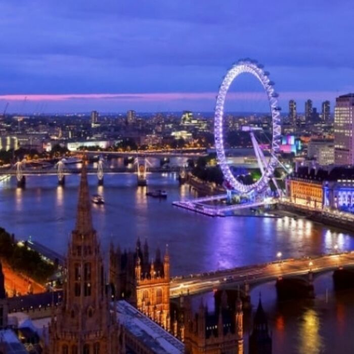 Londra'da Thames kıyısı ve şehir siluetinin akşam görünümü