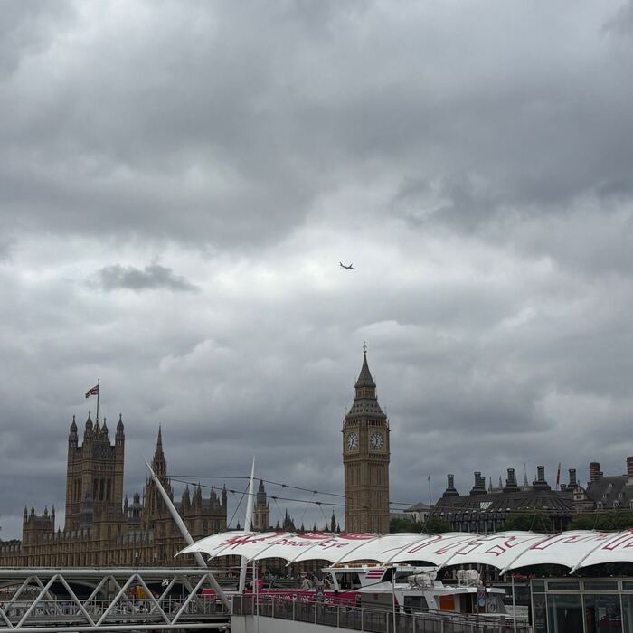 Londra'da Parlamento binasının uzaktan silueti