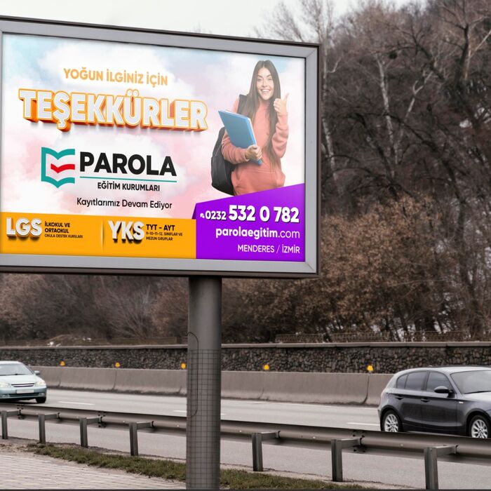 Parola Eğitim'in yol kenarındaki tanıtım panosu