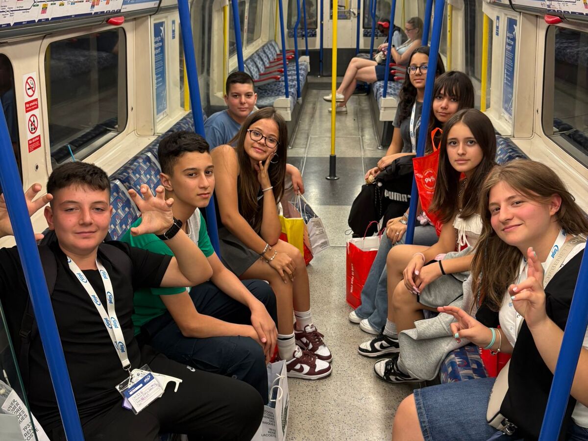 Yaz okulu programındaki Parola öğrencileri toplu taşımada
