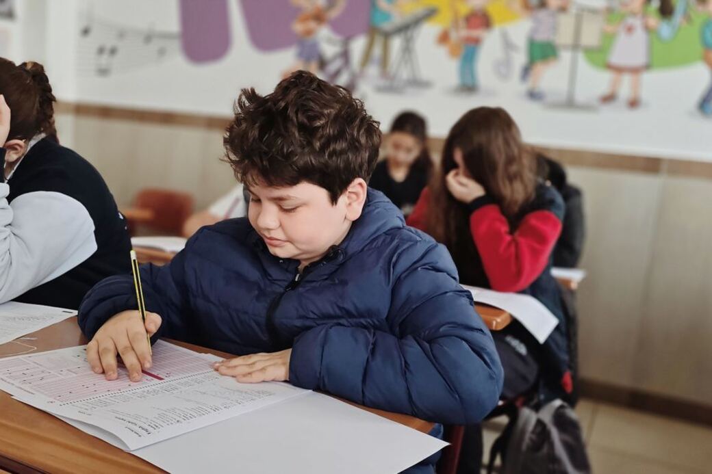 Sınıfta deneme sınavı çözen ortaokul öğrencileri