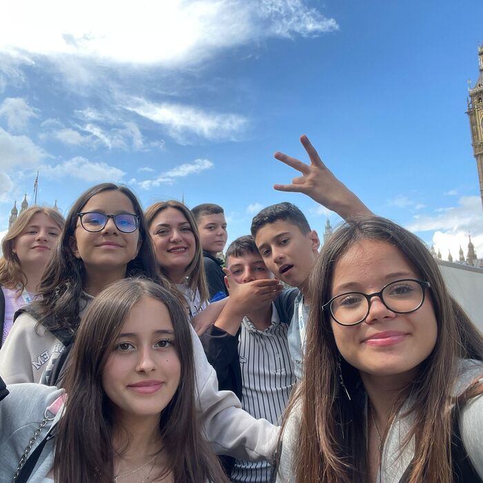Parola öğrencileri Londra'da Big Ben çevresinde